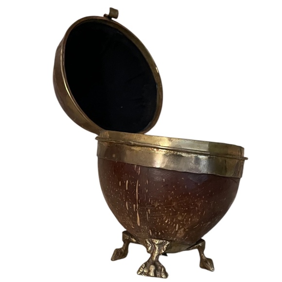 Vintage 19th C. English Coconut Shell Footed Trinket Box With Gold Clasps - Picture 4 of 8